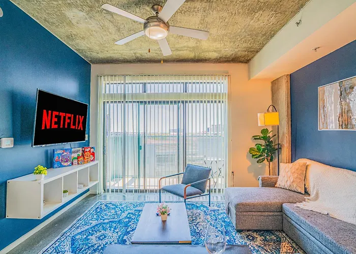 Unique 1bd -central Downtown - Gym, Pool, Parking